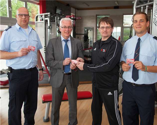 (V.l.) Wehrleiter Dirk Kuhl, Verbandsbürgermeister Volker Mendel, 1. Vorsitzenden KSC Puderbach Uli Neumann und Sportbeauftragter der Feuerwehr Benjamin Skupin. Foto: Feuerwehr der VG Puderbach.privat