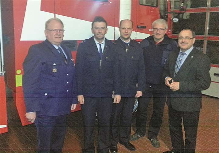 V.l.: Wehrleiter Hermann-Josef Schmitt, Wehrführer Robert Dedenbach, der stellvertretende Wehrführer Marco Schüller, Ortsbürgermeister Thomas Göbel und Bürgermeister Gerd Heilmann.privat