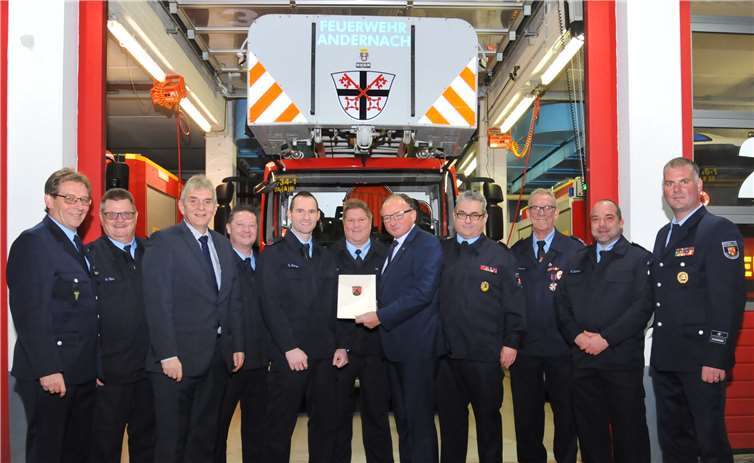 (V.l.) Wehrleiter R. Adams (Goldenes FW-Ehrenzeichen 45 Jahre), Heribert Zins /Verabschiedung, Bürgermeister Claus Peitz, Michael Krebs (LZ 1 Kernstadt, Goldenes FW-Ehrenzeichen 35 Jahre), Carsten Dames (LZ 1 Kernstadt, Silbernes FW-Ehrenzeichen 25 Jahre), Werner Proff (LZ 1 Kernstadt, Goldenes FW-Ehrenzeichen 35 Jahre), OB Achim Hütten, Jan Lohrum (LZ 1 Kernstadt, Goldenes FW-Ehrenzeichen 35 Jahre), Paul Kraemer (Verabschiedung), Ralf Spurzem (LZ 2 Kernstadt, Goldenes FW-Ehrenzeichen 35 Jahre), Stellv. Wehrleiter Markus SchenkelEs fehlen auf dem Bild (Verabschiedungen) Harry Schneider, Stephan Müller (LE Kell) und Axel Kronenbürger (LZ Miesenheim).privat