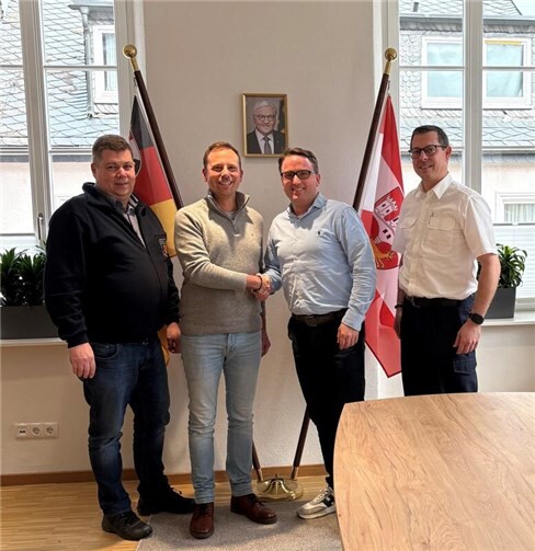 V.l.: Wehrleiter Remagen Ingo Wolf, Bürgermeister Björn Ingendahl, Bürgermeister Marcel Caspers, Wehrleiter Bad Breisig Ronny ZilligenFoto: Stefanie Hoppe