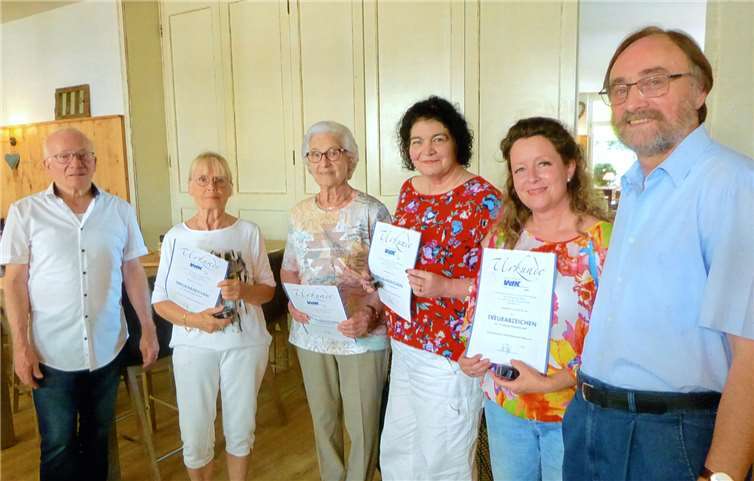 (V.l.): Werner Hammes, Helga Naumann, 10 Jahre; Christine Kirchrath, 20 Jahre; Roswitha Selig; 20 Jahre und Angelika Jungbluth, 10 Jahre, Hans-Werner Kaiser. Fehlend: Werner Becker, 20 Jahre.Foto: privat