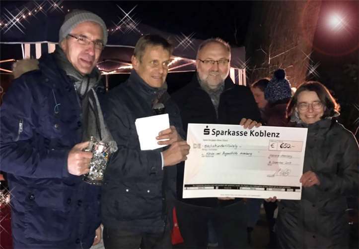 (V.l.) Werner Schäfer und Horst Balk überreichten den Scheck an Herrn Vogt und Frau Geeb. Privat