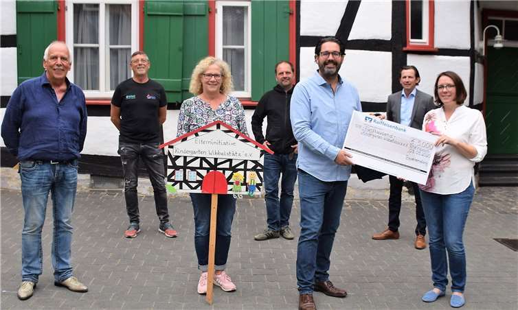 V.l. Wilfried Eichen Fa. Eigro, Karl Heinz Jansen Fa. Jansen Haustechnik, Petra Schnieber Leiterin des Kindergartens, Jörg Bühler stell. Vorsitzender Elterninitiative“ Wibbelstätz“, Oliver Wolf Fa. Wotec, Mark Kellringer Fa. Sedos Architekten, Doro Wisskirchen-Eicks Vorsitzende der Elterninitiative „Wibbelstätz“. Beteiligte vom Prinzenempfang bei Eigro, die nicht auf dem Bild sind: Obst Krings, Wilfried und Alexander Krings, Berger Cars Nobert Berger, March Transporte Alexandra und Marco March.Foto: Alfred Eich