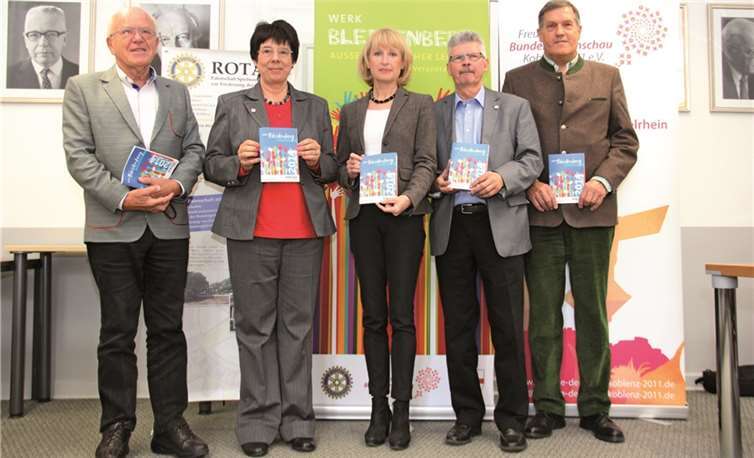 (V.l.) Wilfried Pfeiffer (Freunde der Bundesgartenschau), Anna Maria Schuster (Freunde der Bundesgartenschau), Bürgermeisterin Marie-Theres Hammes-Rosenstein, Hans-Jörg Felgentreu (Freunde der Bundesgartenschau), Werner Hinrichs (Rotarische Familie Koblenz) stellten das neue Programm des Werks Bleidenberg vor.  Privat