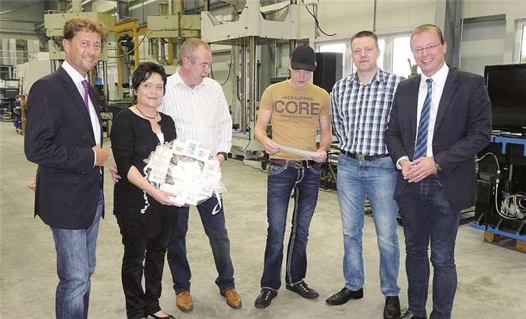 (V.l.) Wirtschaftsförderer Detlef Odenkirchen, Firmengründer Hildegunde und Wilfried Nolte, die Söhne Thomas und Matthias und Bürgermeister Jörg Lempertz hier bei der offiziellen Firmeneröffnung im Mendiger Industriegebiet. VG Mendig