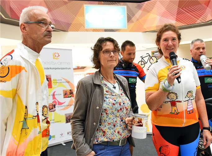 V.l.: Wolfgang Keil, Vorsitzender des Fördervereins Nestwärme, Personalratsvorsitzende Heike Breitbach, Ruth Heinen.  Werner Schäfer