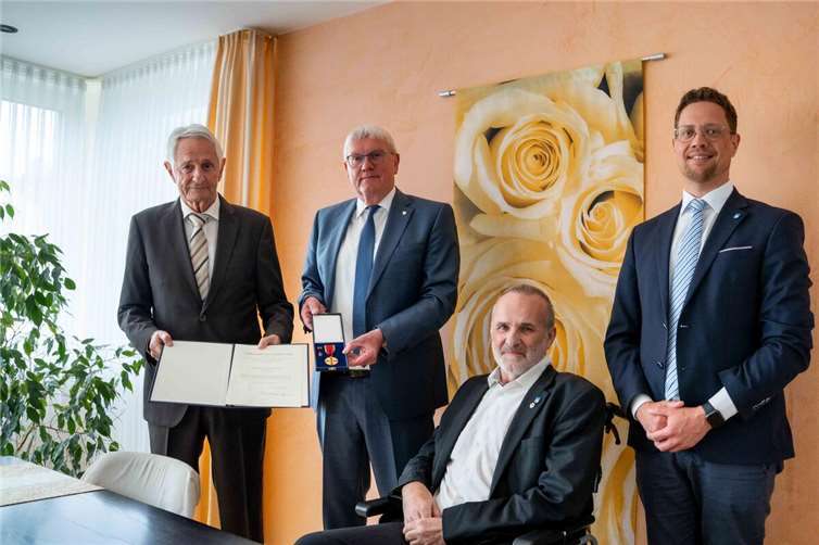 V.l.: Wolfgang Kündgen, Landrat Sebastian Schuster, Wachtbergs Bürgermeister Jörg Schmidt und Wachtbergs Beigeordneter Swen hristian. Foto: „povfotografie“