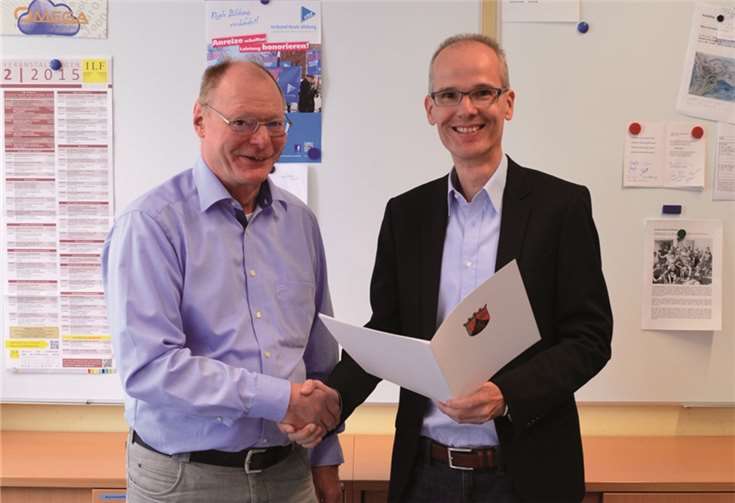 V.l. Wolfgang Seebach wurde durch Rektor Christian Etzkorn zu seinem 40-jährigen Dienstjubiläum gratuliert.privat