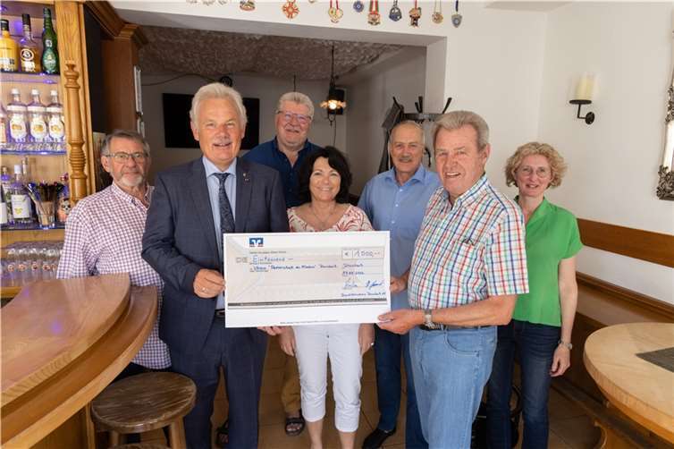 V.l.: Wolgang Pickel (stv. Vorsitzender), Stefan Raetz (nimmt 1000 Euro in Empfang als Vorsitzender des Vereins Partnerschaft für den Frieden), Ludwig Simons, Monika Kühn, Heinz Gammel, Karl-Heinz Joisten, Martina Klemp; alle im Vorstand. Foto: privat