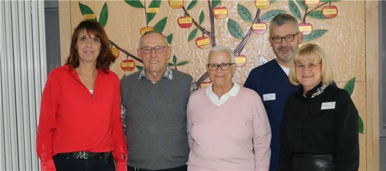 (V.l.): Zentrumsleitung Gaby Welter mit dem Ehepaar Lachmann, Chefarzt Dr. Michael Ehlen und Sonnenschein-Vorstand Ulrike Börder-Sauerbrei bei der Spendenübergabe.privat