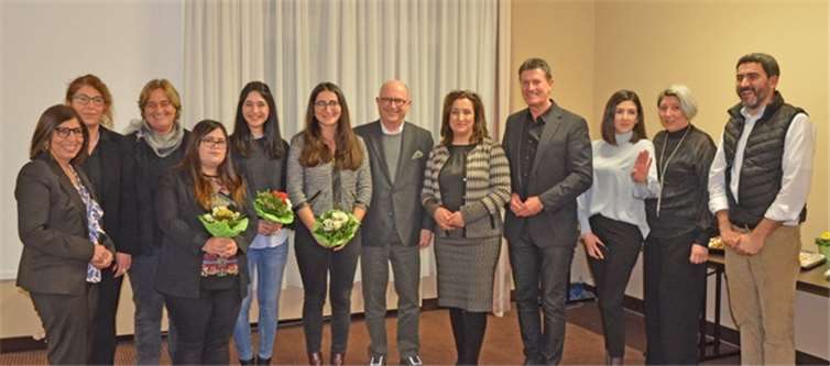 (V.l.): Zeynep Begen, Mine Takkaci-Gros, Ute Stuhlträger-Fatehpour, Seher Yilmazer, Meltem Coskun, Elvan Zengin, Bürgermeister Michael Kessler, Nuriye Varli, Detlev Pilger, Duygu Kaya, Özlem Özdas, Cihad Taskin. Foto: Andrea Wertz