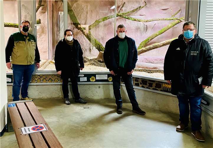 V.l.: Zoodirektor Mirko Thiel dankt Pascal Badziong für die Vermittlung und den Herren Franz Conzelmann sowie Reiner Sommer für die Materiallieferung.Foto: privat