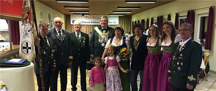 V.l. Zweiter Jungschützenmeister Hartmut Dahlke, Brudermeister Raimund Kissel, Erster Schießmeister Toni Ditandy, Königspaar Erwin und Ellen Mader mit ihren beiden Enkelkindern, Bürgerkönig Wolfgang Müller, Koblenzer Weinprinzessin Michelle und Weinkönigin Daniela II., Bezirksbundesmeister Achim Behrens.Privat