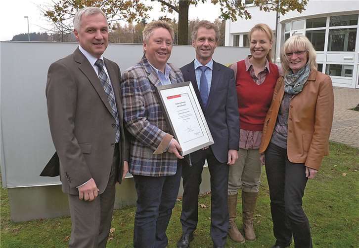 (V.l.) der Kaufmännische Leiter des Unternehmens, Bernd Weber, Agenturleiterin Ulrike Mohrs, Geschäftsführer Thomas Wolff, Kerstin Karbaum, Leiterin Personalbüro und Birgit Bach, stellvertretende Leiterin des Arbeitgeberservice der AA Koblenz-Mayen freuten sich über die Auszeichnung der wolfcraft GmbH in Kempenich. Privat