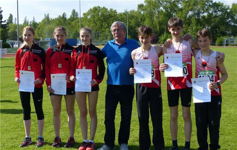 V.l. die erfolgreichen 3x800-Meter-Staffelläuferinnen Lana Sophie Göbel, Sarah Gräf und Josi Balles, Trainer Rudi Fix, die 3x1000-Meter-Läufer Lennart Mohr, Tim Fuhrmann und Mathis Mohr.Foto: privat