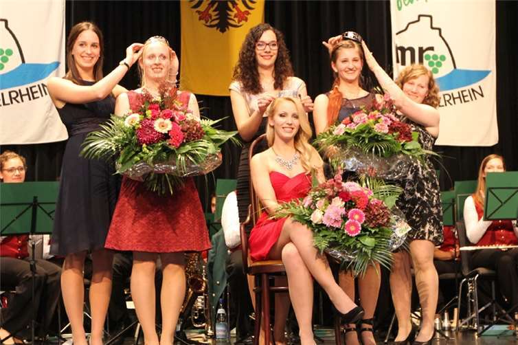 (V.l.) die scheidende MR Prinzessin Annika Spitzer krönt neue MR Weinprinzessin Sophia Rhein, die scheidende MR Weinkönigin krönt Nachfolgerin Sarah Hulten und die scheidende MR Prinzessin Marion Schmitz krönt neue MR Weinprinzessin Christina Schlenkert. Foto: Suzanne Breitbach 