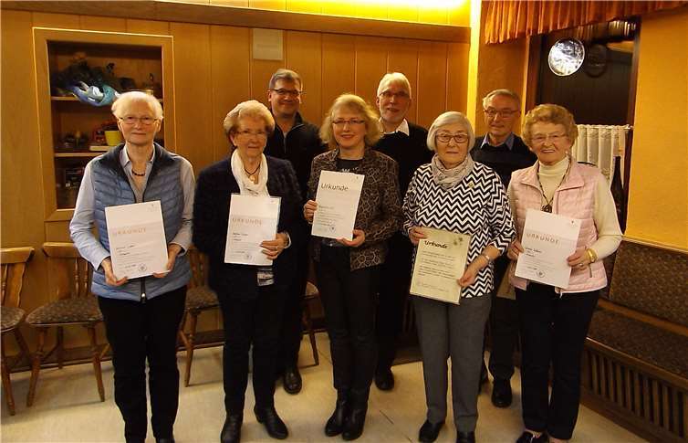 (V.l.) hinten: Chorleiter Timo Ziesche, Präses Pastor Hermann-Josef Floeck, Willi Quickert; vorne: Gertrud Castor, Anneliese Mengen, Rosemarie Gräf, Christel Schmitt, Ursula Wickert. Foto: Kirchenchor Treis
