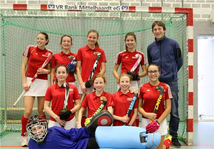 V.l. hinten: Lena Kracht, Paula Weber, Mara Schröder, Sophia Sonnenberg, Trainer Christian Hauer; vorne: Carla Schneider, Claire und Louise Jansen, Paola Nörtersheuser; liegend: Greta Uhe. Privat