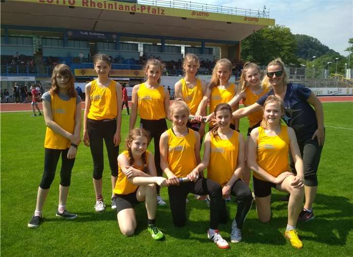 V.l.: hinten: Nina Nebinger, Lena Wolf, Emily Lyko, Selina Schlatzke, Lena Rotta, Anouk Braun, Frau Hens; vorne: Caroline Mombaur, Nele Mintgen, Emily Wollscheid, Kira Trippel.