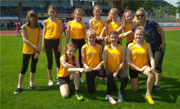 V.l.: hinten: Nina Nebinger, Lena Wolf, Emily Lyko, Selina Schlatzke, Lena Rotta, Anouk Braun, Frau Hens; vorne: Caroline Mombaur, Nele Mintgen, Emily Wollscheid, Kira Trippel.