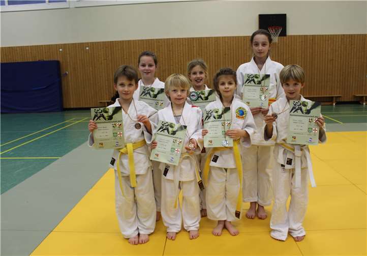 (V.l., hinten:) Rebecca Hoffmann, Melina Schäfer, Emilia Scheibel, (vorne:) Dominik Heinen, Lennart Castor, Polina Landmann und Timon Schäfer.Foto: privat