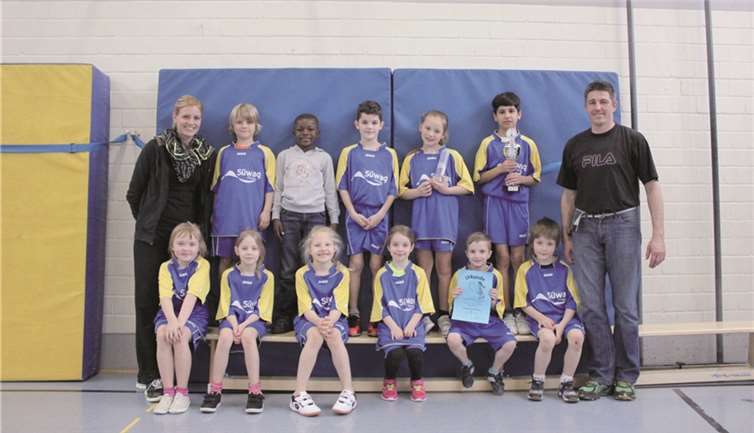 V.l. hinten: Simone Schmalenbach (Sportlehrerin), Felix Thilmann, Marcel Kreller, Medin Rascic, Cynthia Hauschild, Pejman MIrzai, Thomas Stein (Schulleiter) v.l vorne: Anastasia Alexandrov, Sophia Henning, Doris Funk, Jolina Kirst, Timo Ritter, Cornelius Volk. privat