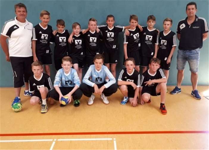 V.l. hinten: Trainer Alois Helf, Levent Boos, Lukas Helf, Phillip Bernardi, David Wendling, Sophia Lepiors, Leonard Steinbach, Nico Lamberti, Marc Sommer, Trainer Oliver Lepiors; vorne: Leon Schmitz, Fabian Stumpf, Tim Matthes, Christoph Vogel, Luc Nohner. Privat