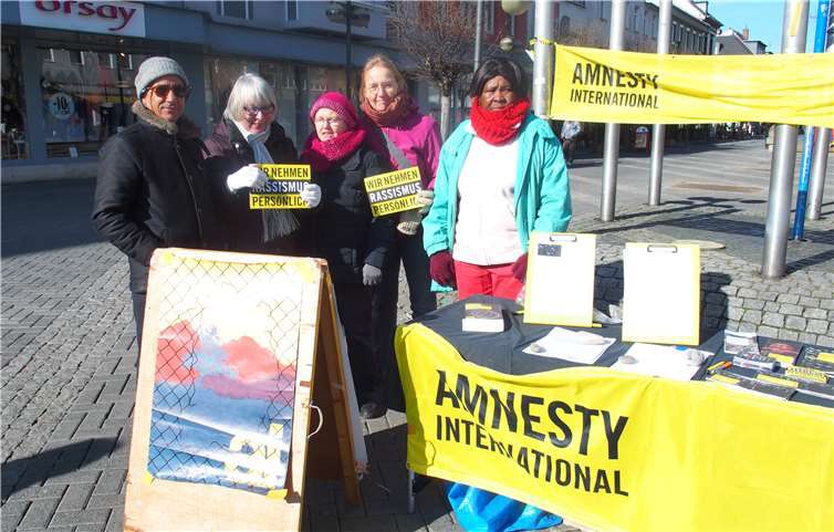 V.l.: interessierter Passant, Inge Rockenfeller, Theresia Knieke, Beate Junglas-Krischer, Celine Amesse. Privat