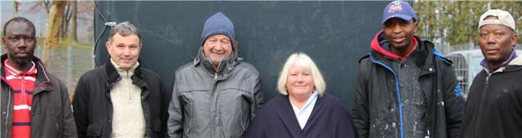 (V.l. n. r.): Adam Awal, Vereinsmitglied, Alajii Agbere, Vorstandsvorsitzender, Berthold Schmickler, Schulamt, Bernhard Wichert, Hausmeister, Martina Gehler, ehrenamtliche Koordinatorin, Taufik Sulemana, Vorstandsmitglied des Solidaritäts- und Kulturverein e. V., Mönchengladbach.