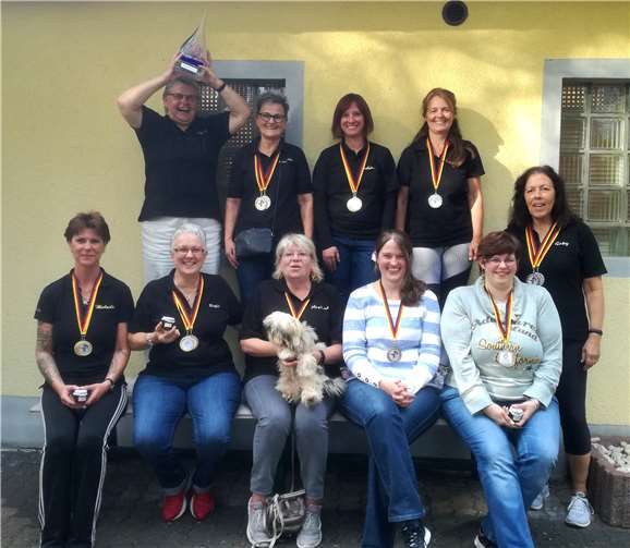 V.l. oben: Bezirksdamenleiterin Brigitte Arenz, Margarete Meurer, Nadine Groh, Manuela Herzel-Schütze und Gaby Meinert. V.l. unten: Michaela Gröff, Birgit Becker, Martina Günther, Christin Freitag und Julia Christmann. Foto: Nadine Groh