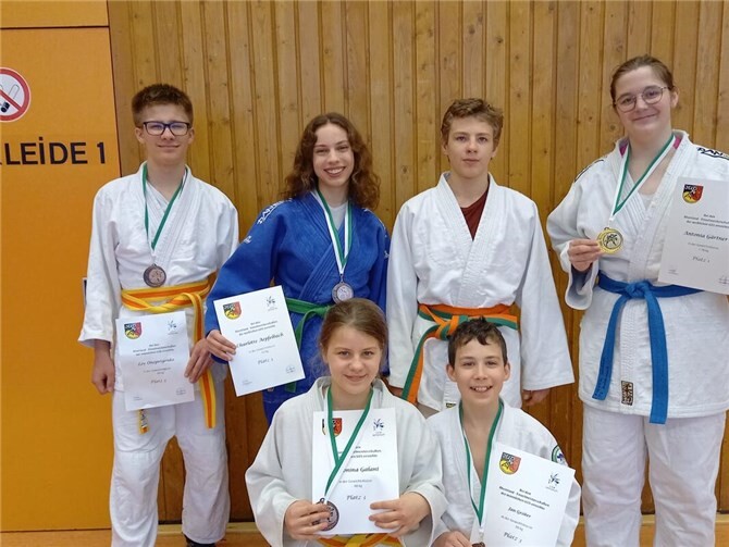 V.l. stehend: Lev Onopriyenko, Charlotte Aepfelbach, Franek Galant, Antonia Gärtner, knieend: Antonina Galant, Jan Gröber.Foto: privat