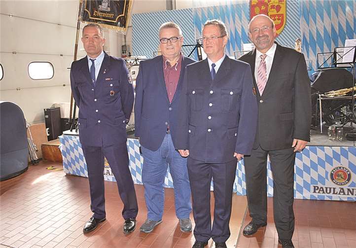 V.l.: stellvertretender Einheitsführer Frank Noack, Fördervereinsvorsitzender seit 30 Jahren Hermann-Josef Jahn, Einheitsführer Stefan Gemein und Bürgermeister Herbert Georgi.