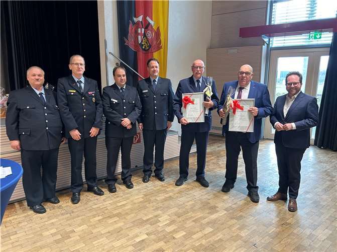 V.l.: stellvertretender Vorsitzender des KFV Mayen-Koblenz Uwe Mayer, Brand- und Katastrophenschutzinspekteur Rainer Nell, Vorsitzender KFV Mayen-Koblenz Jans Nikolai, stellvertretender Vorsitzender des KFV Mayen-Koblenz Christoph Buttner, Geschäftsführer der Sterbekasse Heinz Engels, Vorsitzender der Sterbekasse Ferdinand Faber, Erster Kreisbeigeordneter Pascal Badziong.