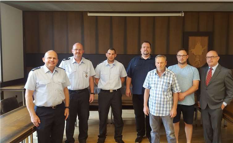 V.l.: stellvertretender Wehrleiter Rainer Holler, Wehrleiter Markus Janßen, Unterführer Marcel Holler, Feuerwehrmann-Anwärter Michael Kragt,  Hauptfeuerwehrmann Peter Nestmann, Oberbrandmeister Martin Nestmann, Bürgermeister Michael Kessler.privat