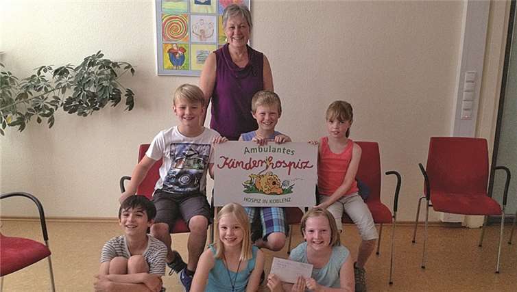 (V.l. unten) Tim Karges, Franziska Münster, Lisa Horre, (V.l. oben) Lars Stoffel, Jan Rausch, Eva Justen, Hinten: Frau Textor, Leiterin des Kinderhospizes. Es fehlen Gabriel Schiffers, Raphael Schiffers, Jason Fröhlich.  Privat