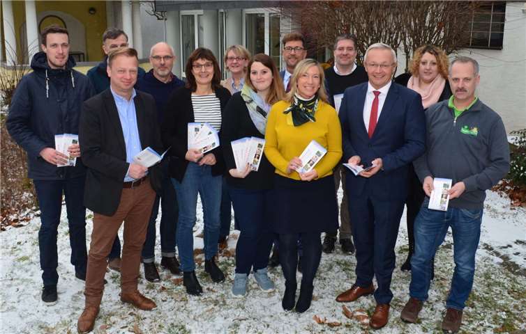 (V.l.): vordere Reihe: Thomas Herschbach (Stadt Unkel), Irmgard Schröer (Naturpark Rhein-Westerwald), Celina Weinert (VG Dierdorf), Anja Hoffmann (WFG Landkreis Neuwied), Achim Hallerbach (Landrat Landkreis Neuwied), Michael Führer (VG Puderbach). Hintere Reihe: Florian Fark (VG Rengsdorf-Waldbreitbach), Andreas Holl (VG Asbach), Oliver Bremm (VG Unkel), Annette Klemm (Stadt Neuwied), Detlev Odenkirch (VG Bad Hönningen), Jörg Hohenadl (WFG Landkreis Neuwied), Janine Petit (Stadt Linz). Ab sofort ist in den Büros der Tourist-Informationen sowie bei den Städten und Verbandsgemeinden der Region der neue Veranstaltungskalender für das Jahr 2019 kostenlos erhältlich.Foto: Kreisverwaltung Neuwied