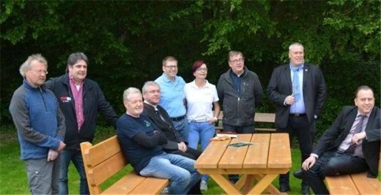 (V.l.):Gerd Rheinspitz (Jagdgenossenschaft Gönnersdorf), Dirk Fuchs (Tiefbau Fuchs), Werner Müller, Pfarrer Marmann, Lars Fuchs, Manuela Fuchs (Holzbau Fuchs), Udo Rindsfüsser (Beigeordneter Burgbrohl), Walter Schneider (OB Burgbrohl), Johannes Bell (Bürgermeister der VG Brohltal). Foto: privat