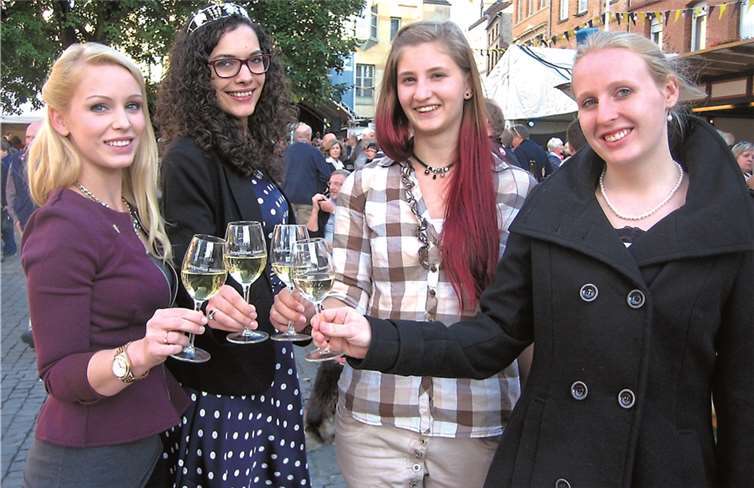 V.l.:Kandidatin Sarah Hulten Scheidende Mittelrhein Weinkönigin Dhana Kröber Kandidatin Christina Schlenkert Kandidatin Sophia Rhein. Foto: Mittelrhein-Wein e.V.