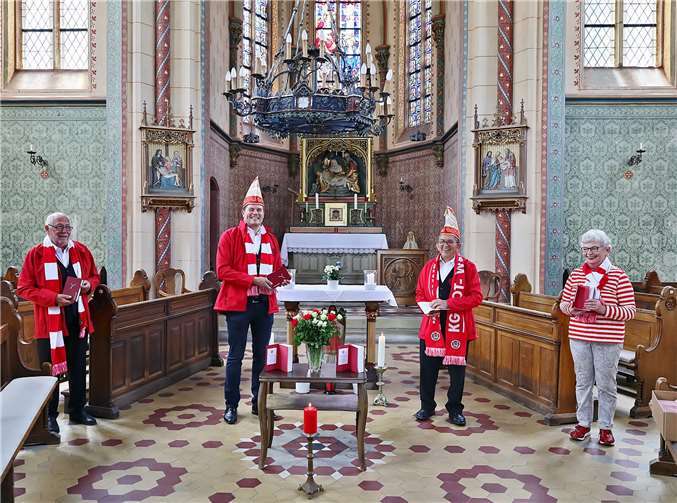 V.l.:Obmann a.D. Peter Linnarz, Obmann Dirk Lenzen, KG-Pastor Michael Schaefer und Küsterin Marita Lütz. oto:Foto: Werner Dreschers
