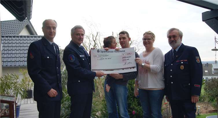 V.l.:Peter Moskob (Schriftführer); Horst Klee (Kreisjugendfeuerwehrwart); Heidi Rosenbach; Christoph Rosenbach; Pia Rosenbach und Bernd Baumann (Stellv. Kreisjugendfeuerwehrwart a. D.)privat