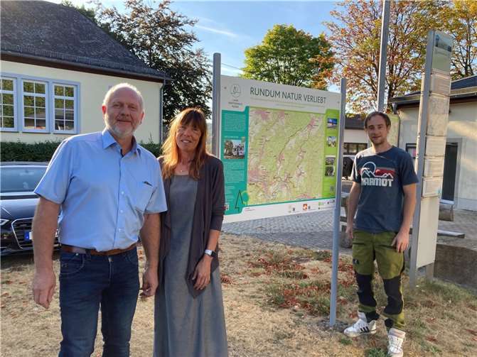V.l.Ralf Heibel, Ortsbürgermeister Welschneudorf, Karin Maas von der Tourist-Information Montabaur und Stefan Eschenauer, Naturparkreferent des Zweckverbandes Naturpark Nassau, präsentieren die neue Portaltafel. Foto: Verbandsgemeinde Montabaur