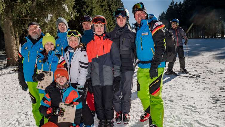 (V.l.h.): Abdi Djirsarai, Kai Lingen, Erik Heimermann, Sven Heimermann, Wolfgang Lingen./V.l.v.): Deborah Djirsarai, Marie Heimermann, Marc Heimermann. Vorne: Tilo Lingen.Wolfgang Lingen