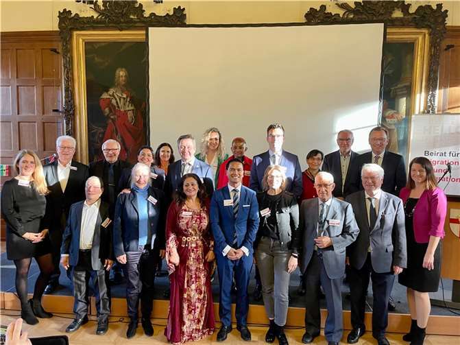 V.li. 1. Reihe: Clara Röllinghoff (Geschäftsstelle BMI), Mahmud Ziab, Monika Sauer, Sherin Daudi, Dirk Schaefer (Vorsitzender BMI), Edina Strikovic, Vito Contento, Prof.Dr. Heinz-Günther Borck (Vorsitzender Seniorenbeirat), Ute Weinowski-Rausch (Abteilungsleiterin Migration und Integration), 2. Reihe: Manfred Bastian, Zbigniew Mlaskawa, Karima Faddane, Beate Oster (Integrationsbeauftragte), Oguzhan Oguz, Laura Martin Martorell, Danniene Wete, Pasquale Sicilia, Maria Anna Hartmann, Bert Flöck (Baudezernent), Josef Oster (MdB).  Foto: Mickey Lazar Buzakovic