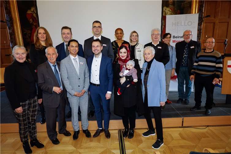 V.li. 1. Reihe: Monika Sauer, Vito Contento, Dirk Schaefer, David Langner (Oberbürgermeister), Marina Khan, Monika Artz - 2.Reihe: Clara Röllinghoff (Geschäftssstelle), Oguzhan Oguz, Pasquale Sicilia, Danniene Wete, Edina Strikovic, Manfred Bastian, Maria Anna Hartmann, Zbigniew Mlaskawa, Mahmud Ziab. Fotos: Helmut Beier