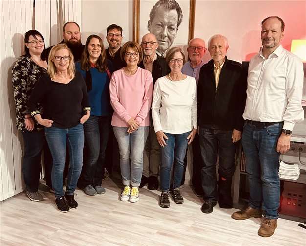 V.li. 1. Reihe: Regina Löw, Sabine Glaser, Amgela Linden-Berresheim, Andreas Bieber, Dr. Markus Behnke. 2. Reihe: Marina Schröder, Isabel Ahlke, Werner Lapp, Hans Metternich. 3. Reihe: Roman Schröder, Jörg Loosen. Foto: SPD Oberwinter