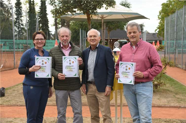 V.li. 1. Vorsitzende TC Odendorf Silke Stricker, 1. Vorsitzender TC SW Heimerzheim Wilfried Kaufmann, stellvertretender Bürgermeister der Gemeinde Swisttal Dr. Robert Datzer und 1. Vorsitzender TC Kottenforst Ulf Heyder.Martin Grätz