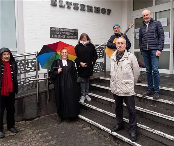 Nach dem Regen kommt immer wieder Sonnenschein V.li. 1. Vorsitzender BI W. Hähle, Pfarrerin Marina Brilmayer, Pflegedienstleiterin A. Schaab, Gitarrist Hans Hickmann, Vorstandsmitglied BI J. Potratz, Heimleiter M. Becker. Foto: privat