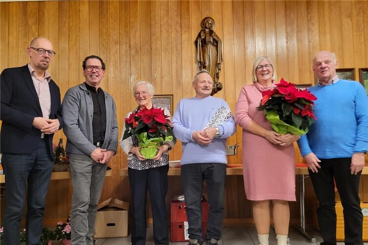 V.li. 1. Vorsitzender Bernd Willscheid, Pastor Lothar Anhalt, Ulla Michels, Wolfgang Zwiener, Waltraud Kröll und Chorleiter Paul Runkel. Foto: Regina Otten