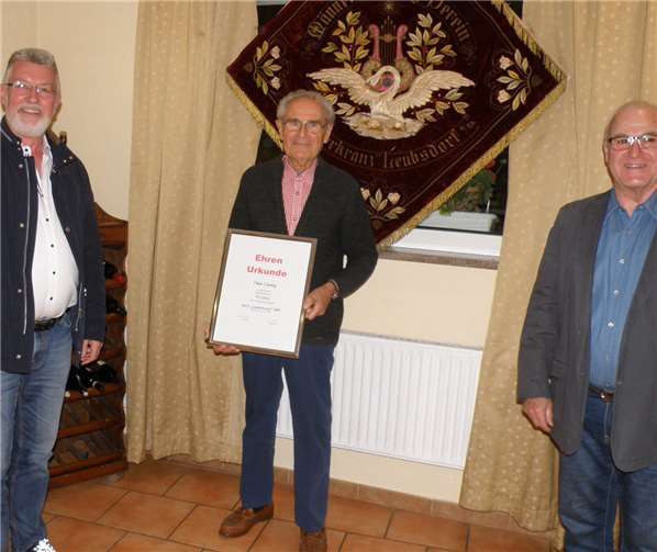 V.li. 1. Vorsitzender Wolfgang Walter, Jubilar Theo Linnig und 2. Vorsitzender Karl Sroka. Foto: Heinz Kraus