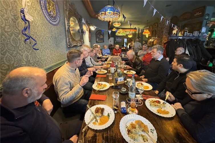 V.li. 2. Volker Danko und 4. Johannes Bell sowie Mitglieder der FWG und Einwohner der Stadt. Foto: Wolfgang Horrmann